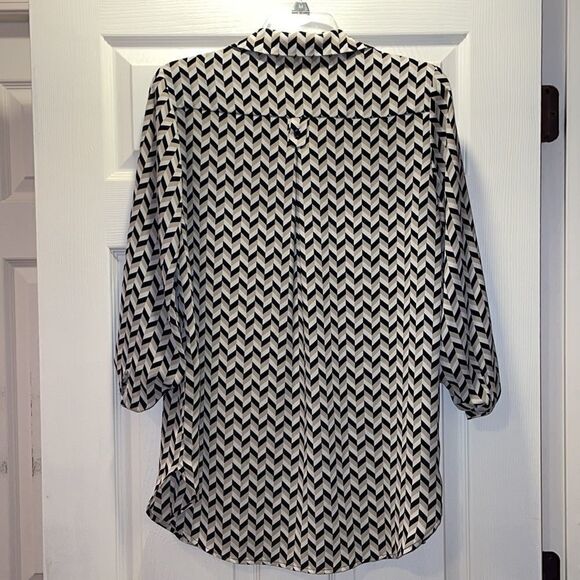 ✨Pleione Black, tan & white Chevron blouse - Picture 7 of 7